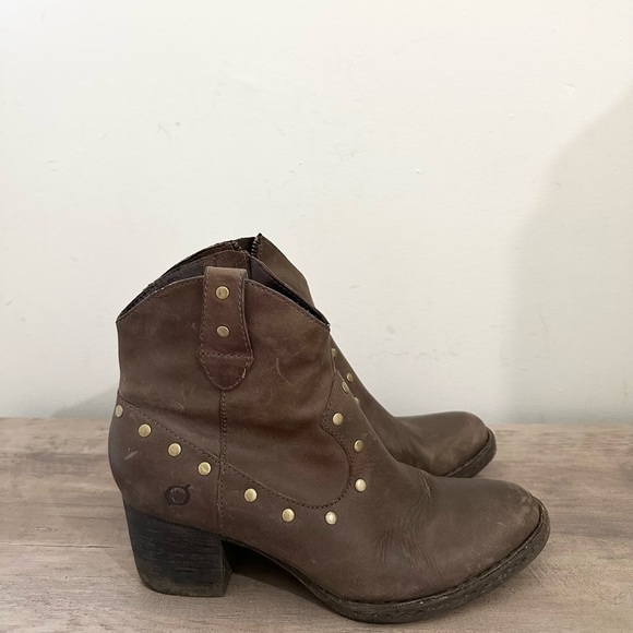 Born Perez Western Cowboy Ankle Boots Bootie Leather Brown 8.5 Gold Stud Zip - Picture 1 of 7